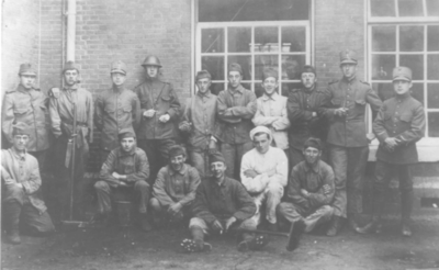 1000662 Groepsportret van militairen op het fort Jutphaas te Jutphaas.